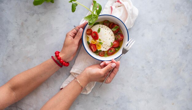 Ręce trzymające miskę z sałatką