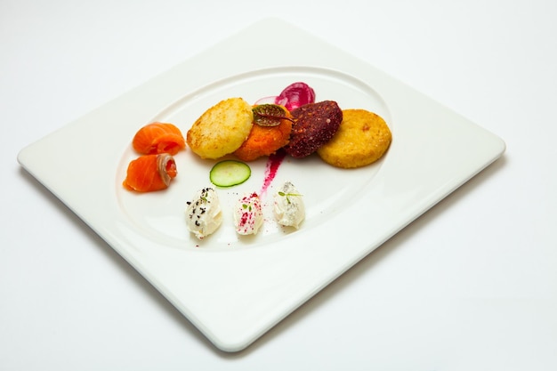 Zestaw trzech dań reprezentujących plany